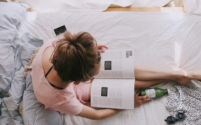 Ficar longe das notícias e fazer atividades prazerosas, como a leitura, são formas de driblar o tédio e a ansiedade durante o isolamento social 